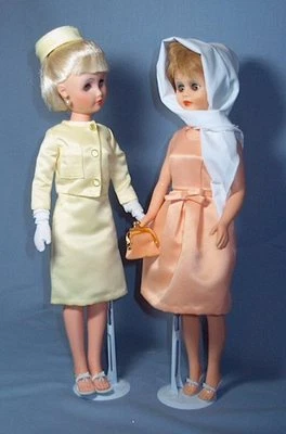 Lote de 8 vestidos Jackie melocotón amarillo sombrero cartera bufanda ajuste muñeca LAL Gene Revlon de 15 pulgadas Foto 1 de 4