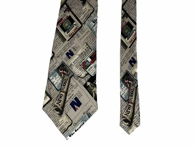 Vintage Rare 1995 Nicole Miller Silk News Media Tie Foto 1 de 4