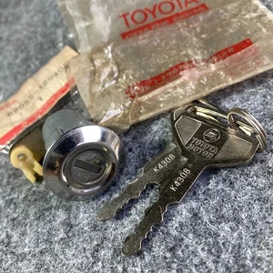Door Lock Cylinder & Key LH Toyota Corolla KE20 KE25 26 Genuine NOS 69055-12040 - Picture 1 of 7