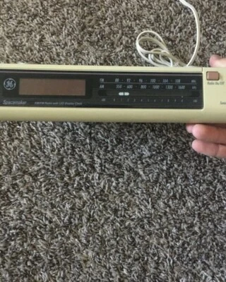 VINTAGE GE GENERAL ELECTRIC SPACEMAKER CLOCK AM/FM RADIO UNDERCABINET 7-4212 - Image 1 of 4