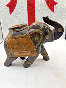Elefante de madera indio vintage de 7" - silla de montar de cobre, cola de metal, detalle ornamentado - Imagen 1 de 10