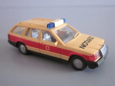 Mercedes-Benz 230 TE Notarztwagen, creme, Katalog 1990-1992 Nr. 71, Wiking 1:87 - Bild 1 von 2