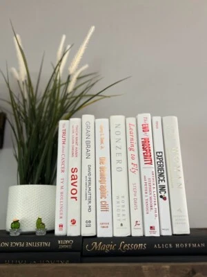 Stack of 6  colorful books for Decoration | Book Decor| Decorative Book set. Foto 1 de 4