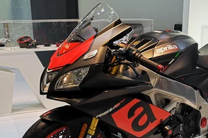 Aprilia RSV4 RR /RF 2015-2018 CNC Racing Cover Foro Specchi Retrovisore 4 Colori - Picture 1 of 6