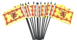 Confezione 12 Bandiere 4x6 In Scozia Con Leone Piccolo Bastone Miniatura Scrivania E Tavolino - Foto 1 di 1