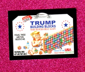 Tarjeta adhesiva negra 2017 Wacky Packages 50 aniversario "Trump Building Blocks" - Imagen 1 de 1