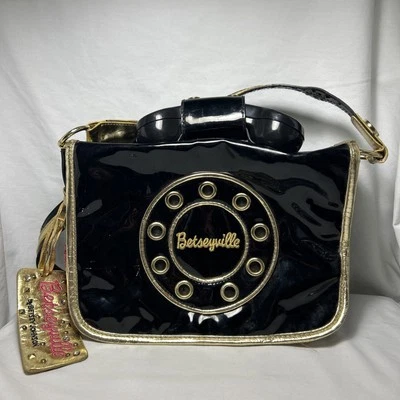 Cartera de teléfono Betseyville con estampado negro y dorado Call Me  Foto 1 de 4