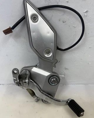 06-15 YAMAHA FZ1 FZ 1000 OEM RIGHT REARSET  Rear Set  OEM BRACKET & PEDAL Bolts Foto 1 de 4