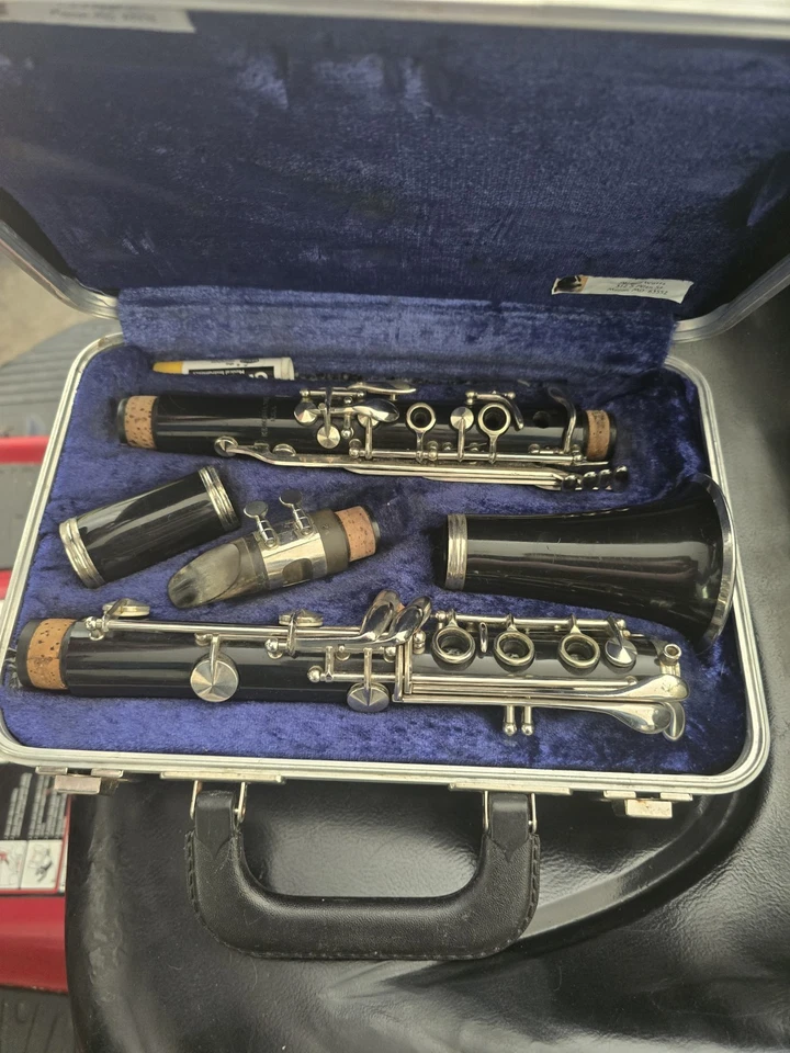 Clarinete bajo Yamaha YCL-221 II modelo estudiante con estuche rígido Foto 1 de 2