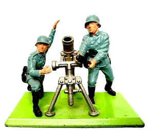 ORIGINAL VINTAGE 1970's BRITAINS LTD. DEETAIL WWII GERMAN SOLDIERS MORTAR CREW - Picture 1 of 5