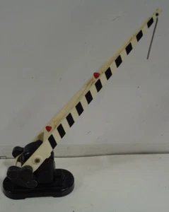 POSTWAR VINTAGE LIONEL #252 O GAUGE OPERATING LIGHTED CROSSING GATE - Picture 1 of 4