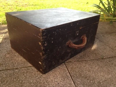 Ancienne et grosse CAISSE BOITE COFFRE avec poignée en cuir   EN BOIS  rangement - Photo 1/4
