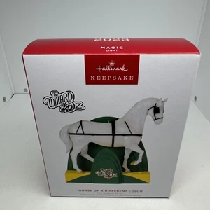 2023 PFERD EINER ANDEREN FARBE WIZARD OF OZ HALLMARK ANDENKEN MAGIC ORNAMENT - Bild 1 von 4