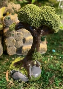 Casa de Muñecas Miniatura JARDÍN DE HADAS Hobbit Gnomo Accesorios Roble Arce Pino - Imagen 1 de 3