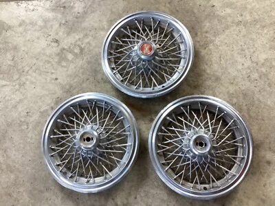 3 tapacubos de radios de cable pesado Pontiac Grand Prix originales de 14” de la era de los 80 usados Foto 1 de 4