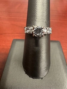 Women's Stunning 14K White Gold Cubic Zirconia Diamond Ring Size 7.25 &3.35 Gram - Picture 1 of 6