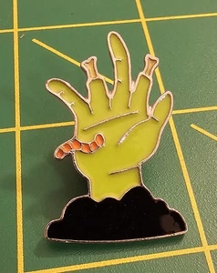Mano de zombi emergente del suelo Halloween novedad solapa de metal o prendedor de sombrero. (35) - Imagen 1 de 2