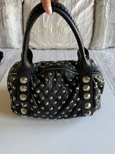 ¡Cartera BE&D The GARBO de cuero de cordero negra y plateada con tachuelas en forma de campana! - Imagen 1 de 13