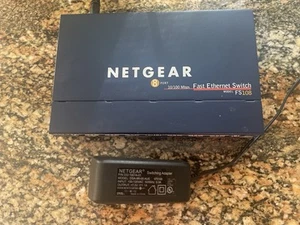 Netgear 8 Port 10/100 Mbps POE Fast Ethernet Switch FS108 & Adapter - FUNKTIONIERT - Bild 1 von 4