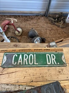 Insegna Vintage Porcellana Goffrata?Ritirata Nome Strada Carol Drive 24”x6” - Foto 1 di 5