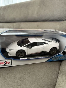 Lamborghini Huracan Performante (White) MAISTO 1:18 Scale Die-Cast Model Car - Picture 1 of 5