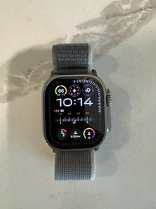 Apple Watch Ultra 2 49mm Titanium w Trail Loop - Green/Gray, M/L wBlood Oxygen - Photo 1 sur 12