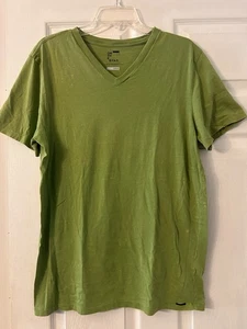 On The Byas Large Herren T-Shirt mit V-Ausschnitt grün mit weißen Flecken - Bild 1 von 8