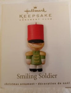 Adorno miniatura Hallmark - 2010 - Soldado sonriente - Imagen 1 de 3