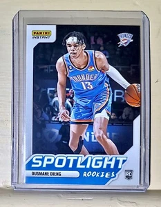 Ousmane Dieng 2022-23 Panini NBA #11 Spotlight Rookies Card 1/965 - Foto 1 di 2