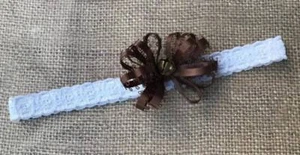 Dima de encaje blanco con arco con campana multibucle marrón - Imagen 1 de 1