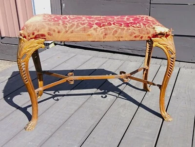 Antiguo banco victoriano junto al fuego con patas de hierro y pintura dorada antigua 1920 Foto 1 de 4