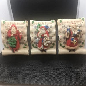 1990 John Grossman Enesco The Gifted Line 3 estatuillas de Santa en pergamino Navidad - Imagen 1 de 11