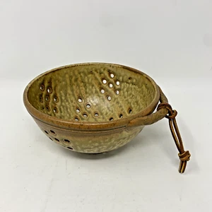 Colador pequeño firmado a mano Art Studio Pottery Berry Bowl 6" - Imagen 1 de 7