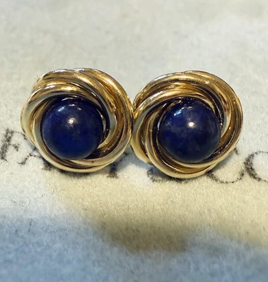 Aretes de colección raros Tiffany & Co. de oro amarillo de 14 k lapislázuli nudo torcido Foto 1 de 4