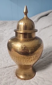Vaso o urna zenzero vintage ottone martellato ottone massiccio con coperchio altezza 12 pollici - Foto 1 di 1