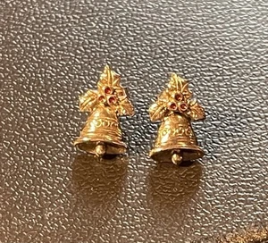 Avon Orecchini Vintage Campane Tono Argento Smalto Rosso Natale Agrifoglio Bacche Gioielli - Foto 1 di 6