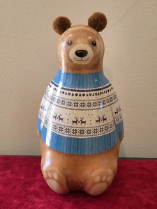 Braunbär Dose 11" Bommelohren & nordisches Rentier Pullover von Silver Crane - Bild 1 von 2