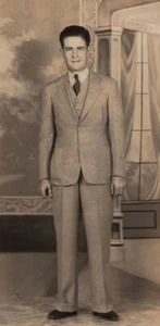 RPPC Postal Hombre guapo de pie Traje a medida Estudio Telón de fondo Retrato - Imagen 1 de 3