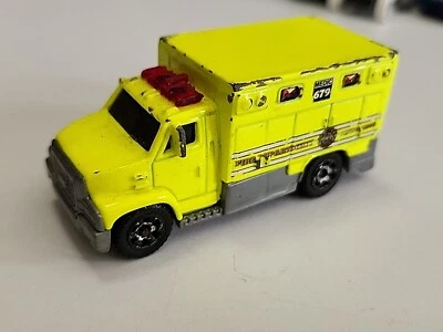 2005 Matchbox Blaze Busters Ambulance Medic 1/64 Yellow MB679 Fire Dept Truck - Image 1 of 4