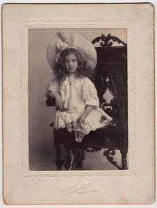 ENTZÜCKENDES MÄDCHEN MIT GROSSEM HUT: M.J. BUCKLIN: LITTLE FALLS, NEW YORK: KABINETTKARTE - Bild 1 von 3