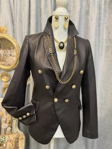 Neu mit Etikett schwarzer zweireihiger Blazer aus Kunstleder mit Goldknöpfen Größe S mit Schmuck - Bild 1 von 12