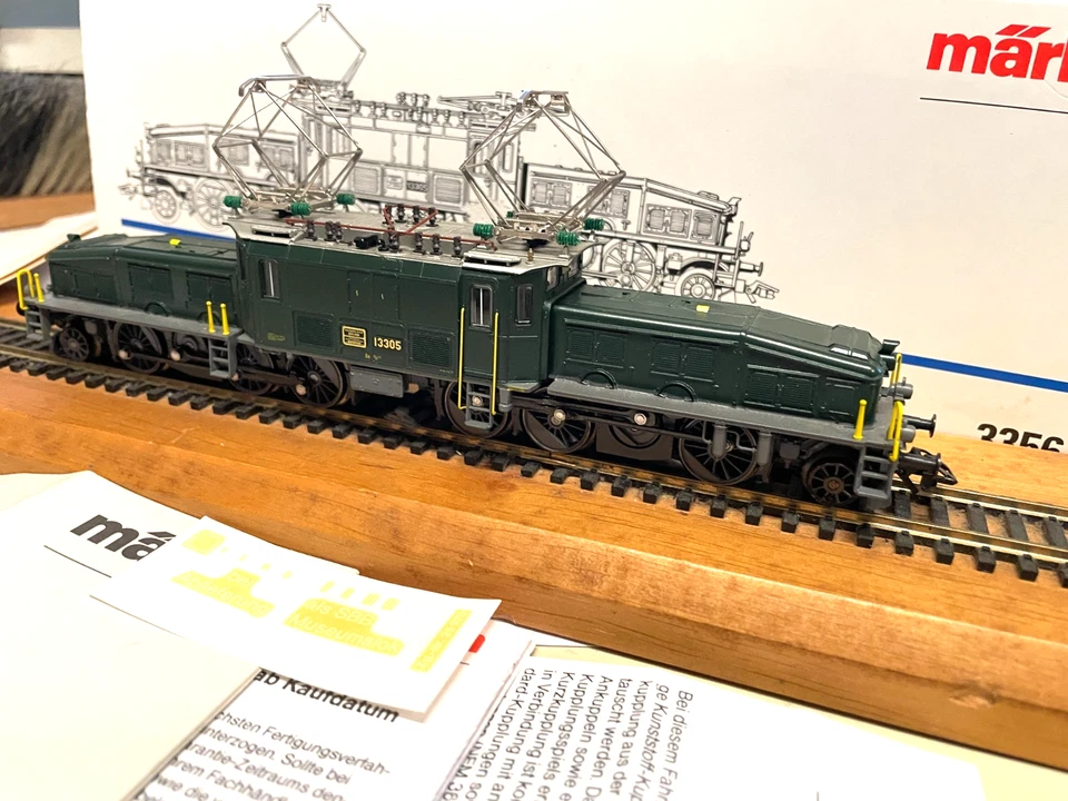 MÄRKLIN HO Krokodil 13 305 der Schweiz in Metall !!! nr. 3356  in OVP  neuwertig - Bild 1 von 1