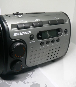 Linterna de radio AM/FM de manivela Sylvania SA85031-2 - lista para emergencias climáticas - Imagen 1 de 6