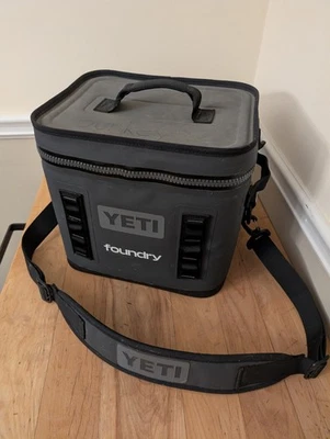 Tolva abatible YETI 12 enfriador suave gris con fundición impresa en la parte delantera Foto 1 de 4