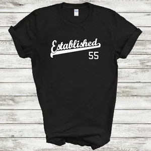 T-Shirt Established 55 Birthday Anniversary Script Tail 1955 alle Größen & Farben - Bild 1 von 4