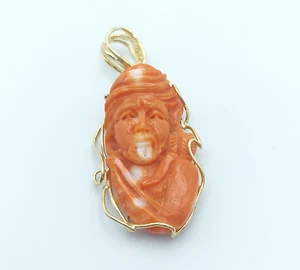 Colgante de coral natural tallado a mano - torso de mujer, montura de plata chapada en oro - Imagen 1 de 10