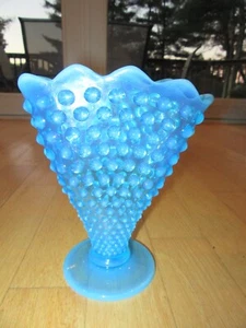 CL/VINTAGE HOBNAIL BLUE GLASS SMALL VASE/OPALESCENT/FAN! - Picture 1 of 4
