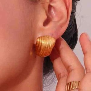 Engraved Stud, Open Twist Disc Stud Earrings,Stainless steel, Gift For Her. - Bild 1 von 2