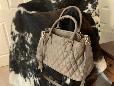 VERA BRADLEY Cuero Acolchado, Taupe, Poco Uso Foto 1 de 4