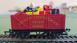 Hornby R6932 7-plank wagon Christmas 2019 with present load, red, boxed - Picture 1 of 9